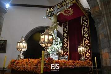 El Cristo de Telde, acicalado para la solemne procesión de esta noche por las calles de San Juan/TA.